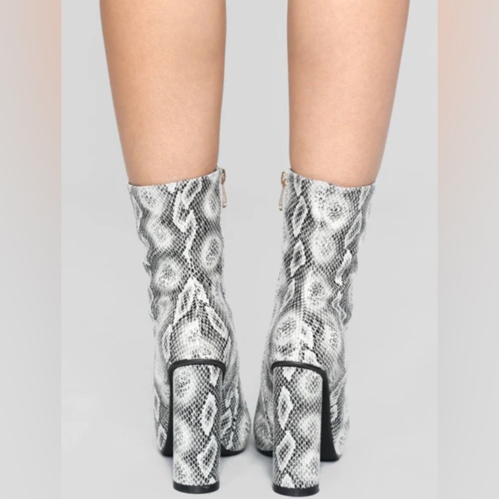 FASHION NOVA “Midnight Lover” Snake Print Ankle Boots Black and White Size 9M - Picture 5 of 11